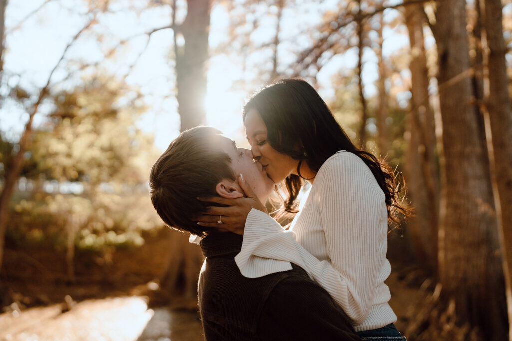romantic and candid engagement photos couple kissing