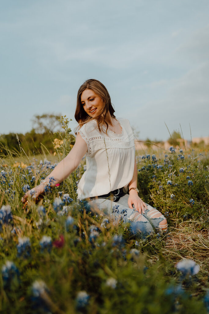 candid senior photos poses in wildflowers