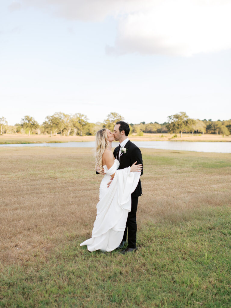 candid fall wedding photos and colors