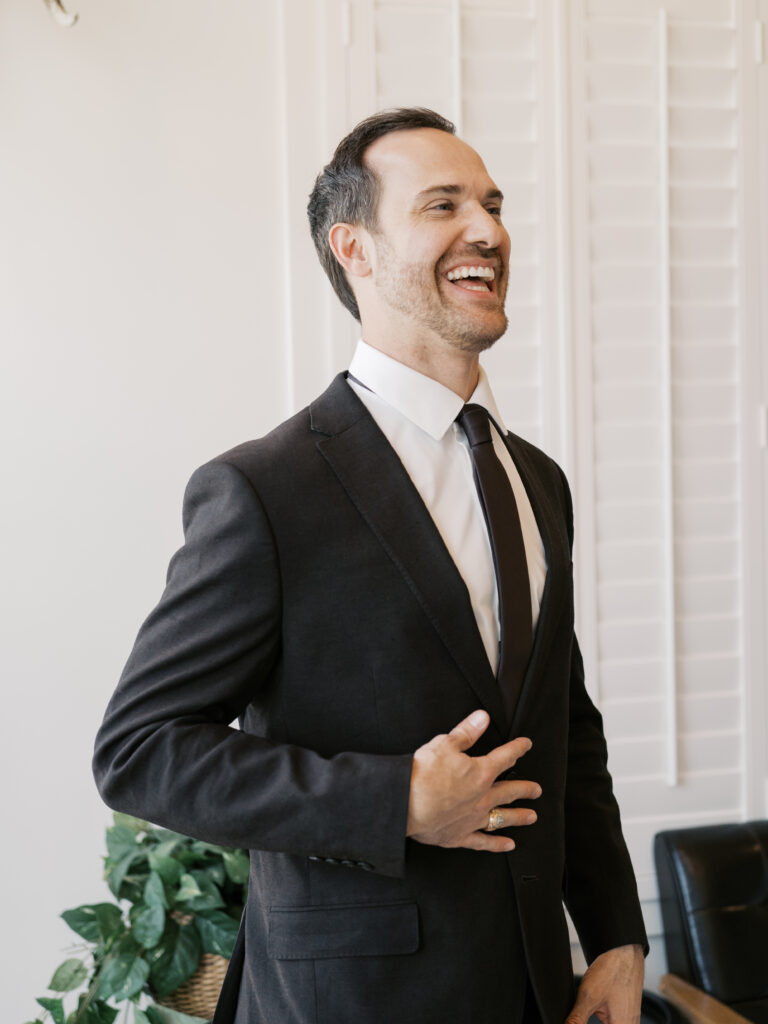 groom getting ready wedding photos