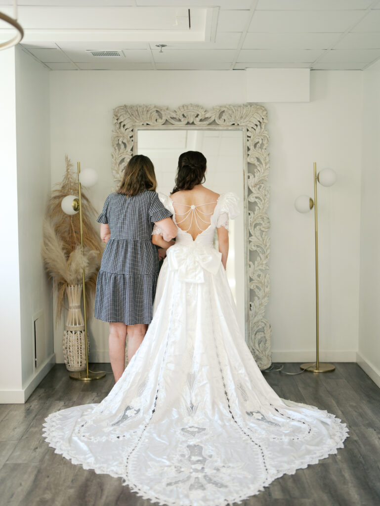 getting ready wedding photos with mom