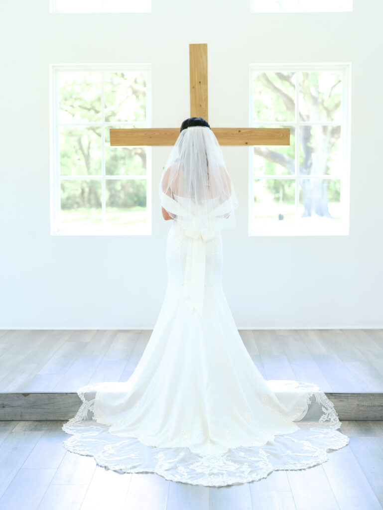 modern timeless and elegant wedding photos in texas