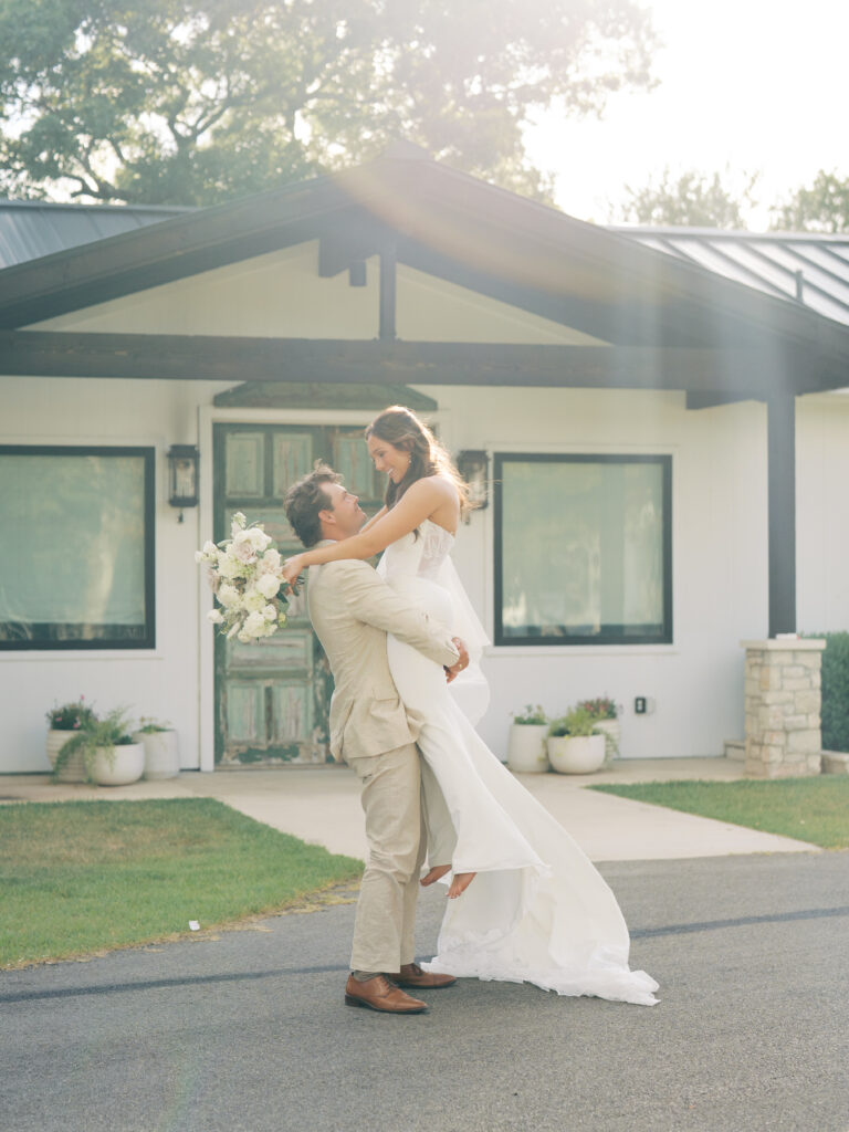 romantic bride and groom photos timeless and modern