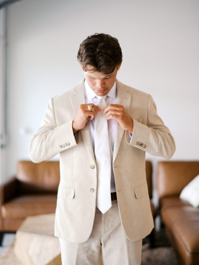 groom getting ready wedding photos