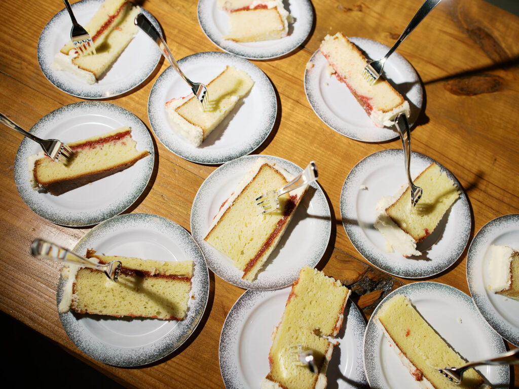 flash wedding cake reception photo