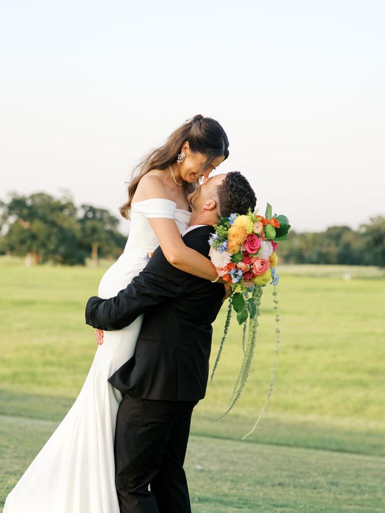 timeless bride and groom photos outdoors