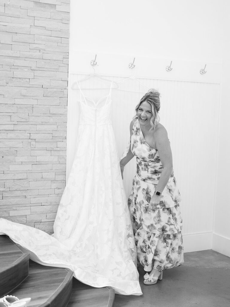 getting ready wedding photos in conroe texas