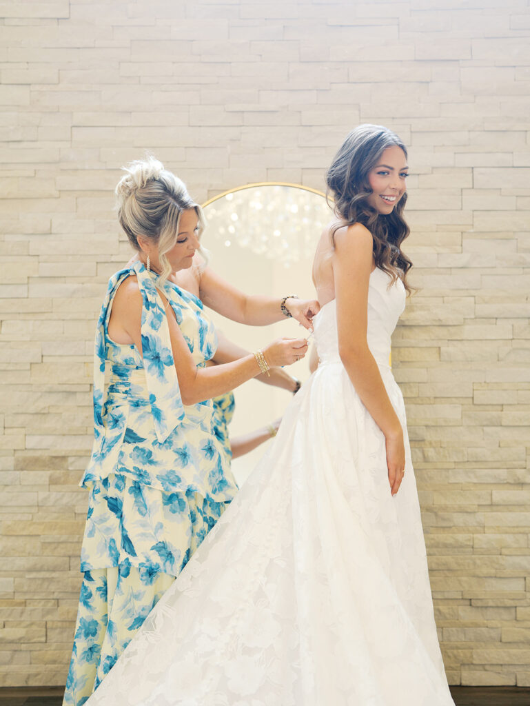 getting ready wedding photos in conroe texas
