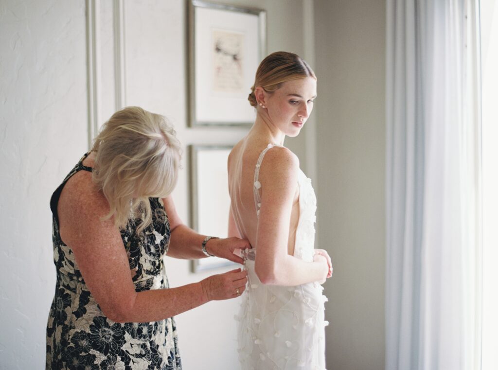 getting ready wedding photos mother of the bride