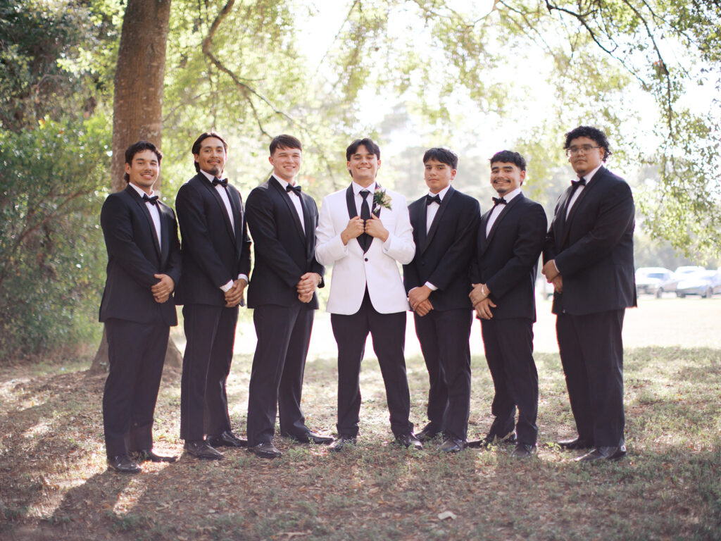 candid groomsmen photos outdoors
