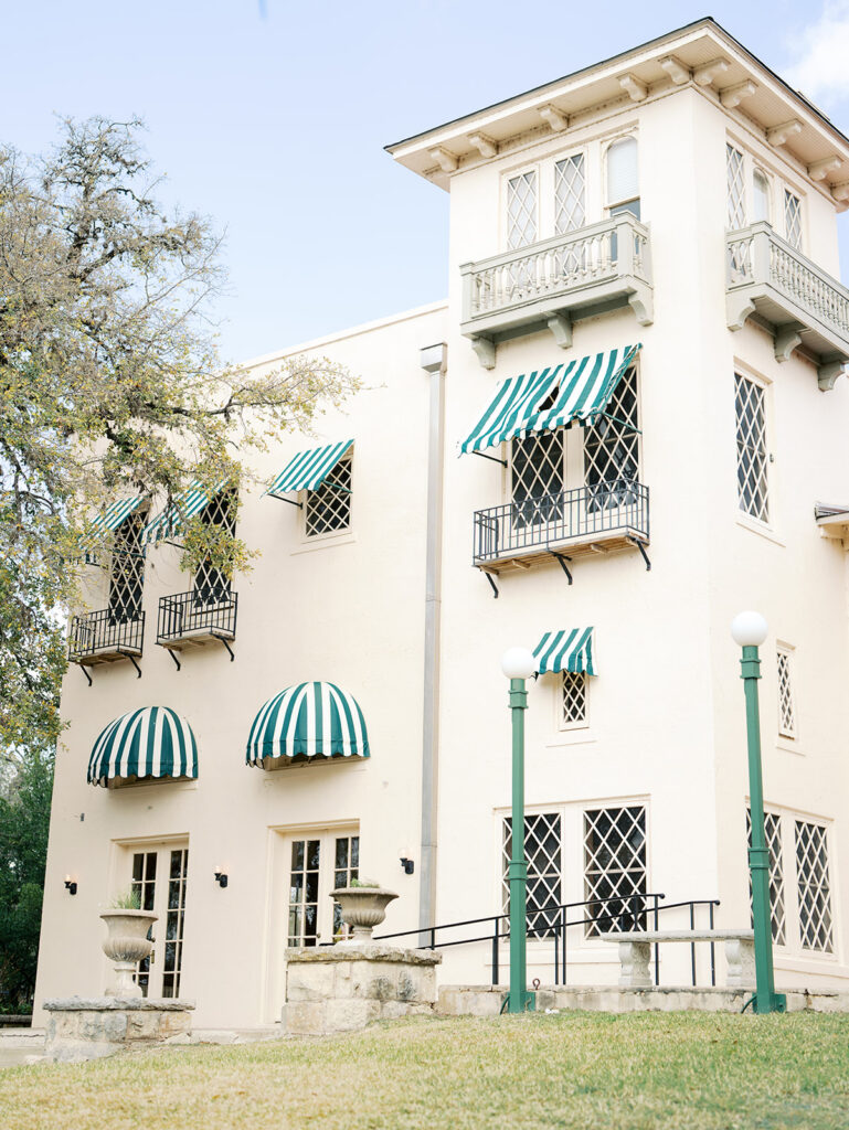 Classy Engagement Photos at Laguna Gloria in Austin