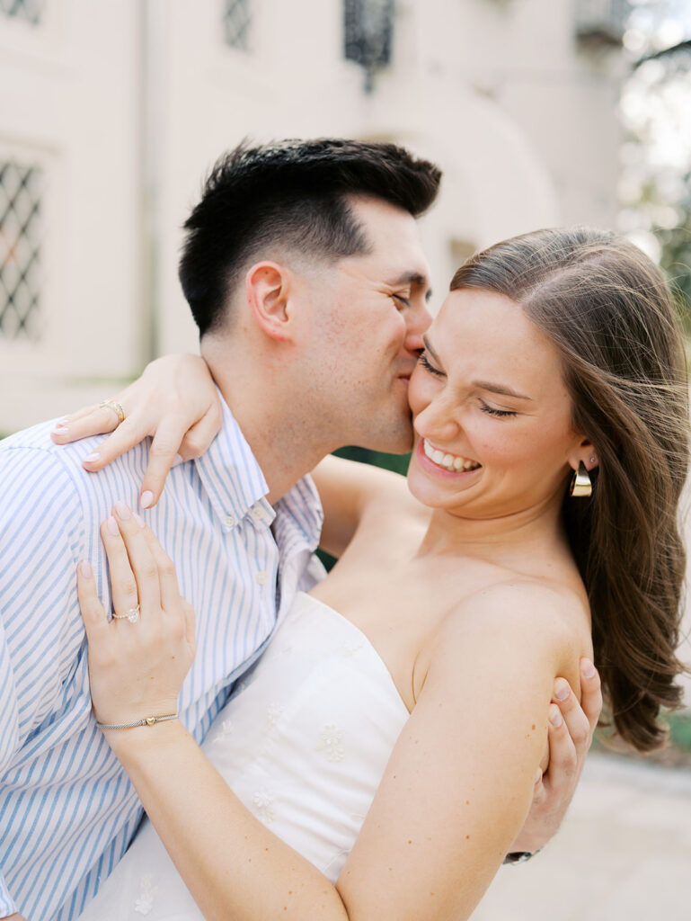 Classy Engagement Photos at Laguna Gloria in Austin