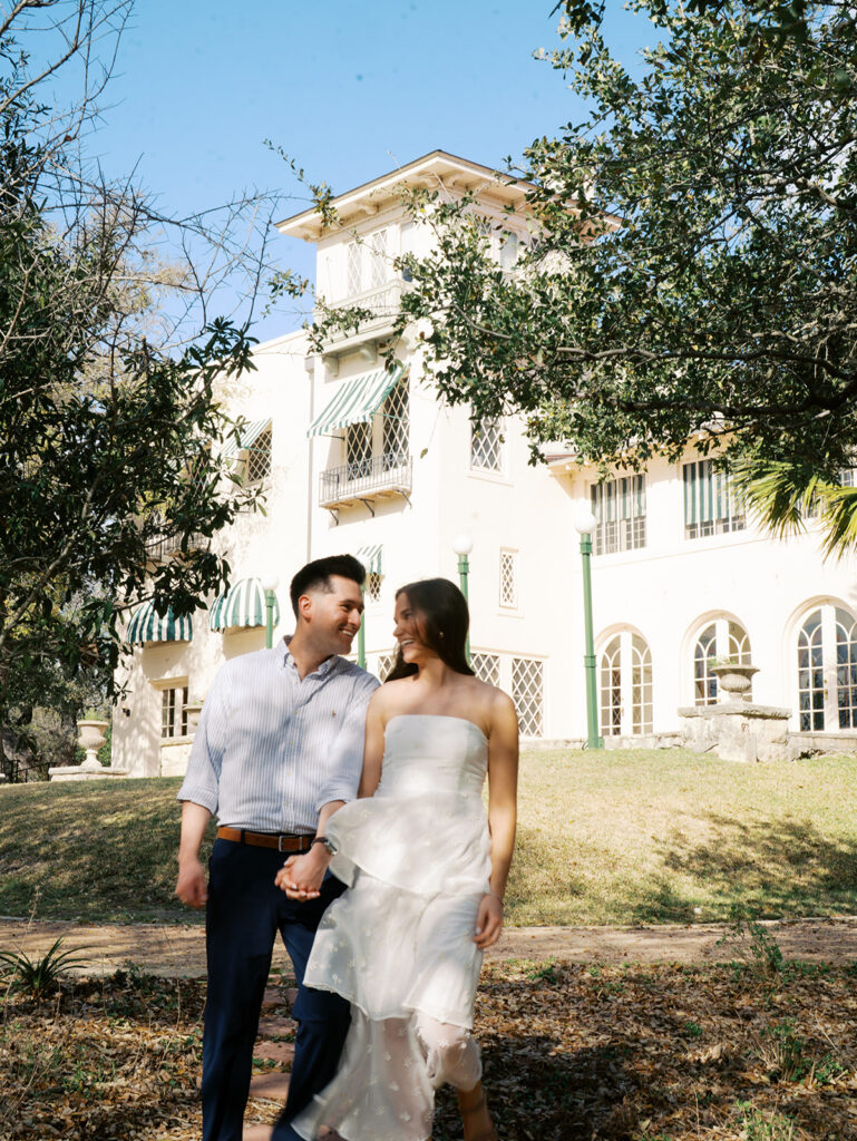 Classy Engagement Photos at Laguna Gloria in Austin